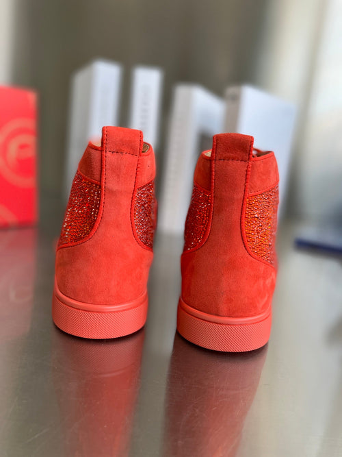 Orangefarbene Overknee-Stiefel mit Schriftzug und Diamantnieten