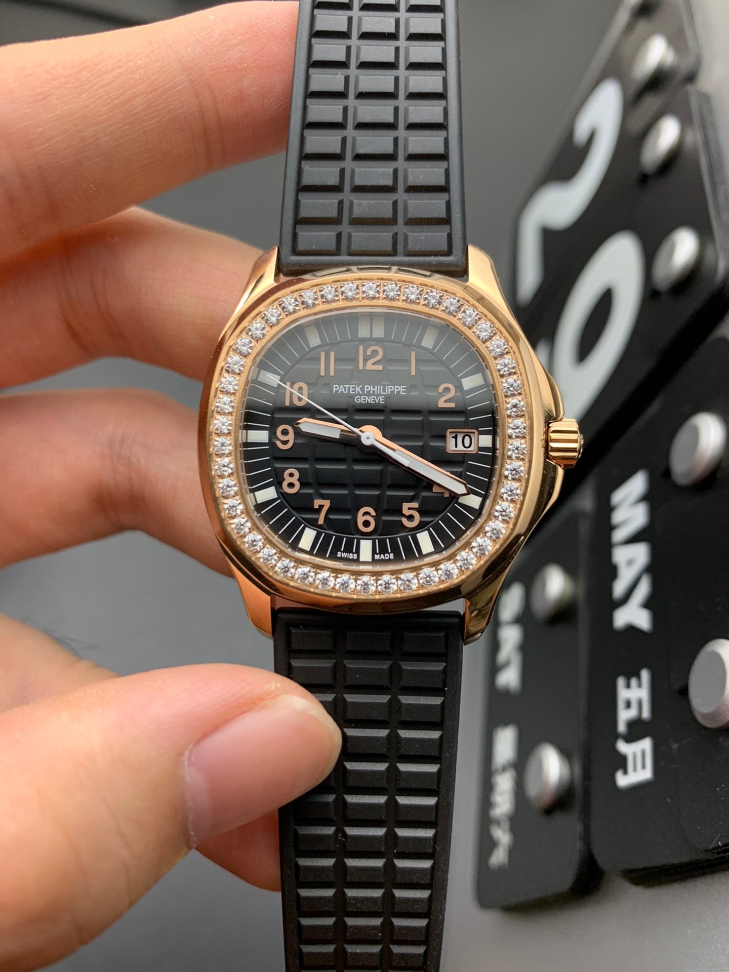 Roségoldene Sportuhr mit 38-mm-Diamantlünette