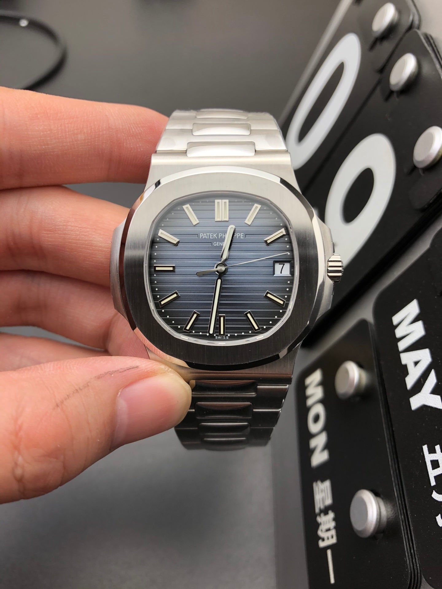 Edelstahl-Uhr mit blauem Zifferblatt, 40 mm