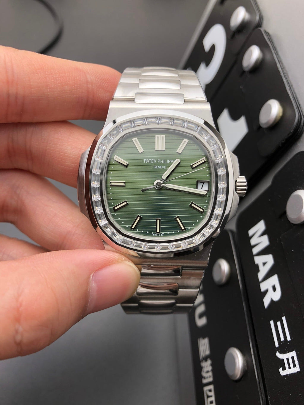 Automatikuhr mit grüner Diamantlünette, 40 mm