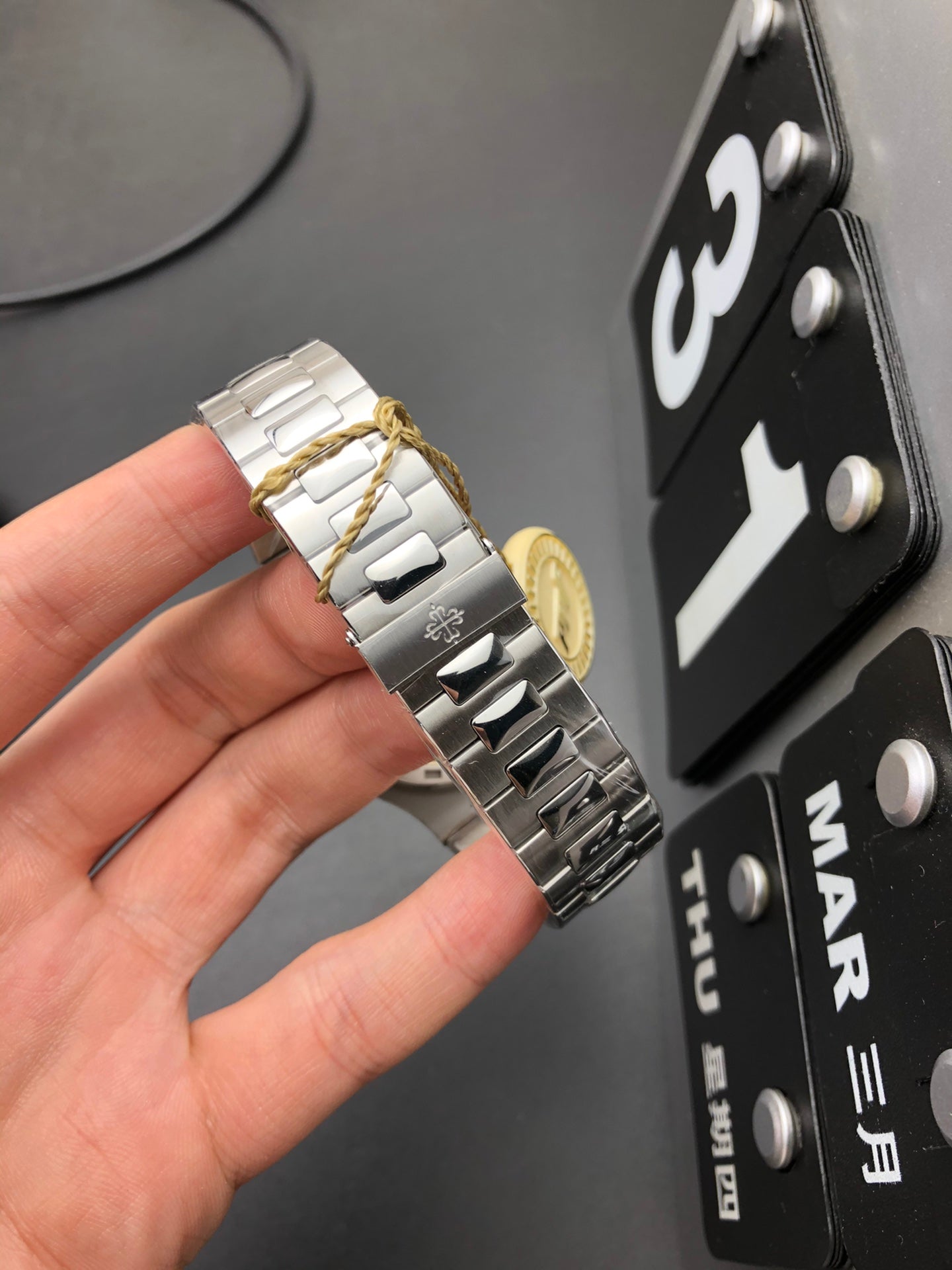 Automatikuhr mit grüner Diamantlünette, 40 mm