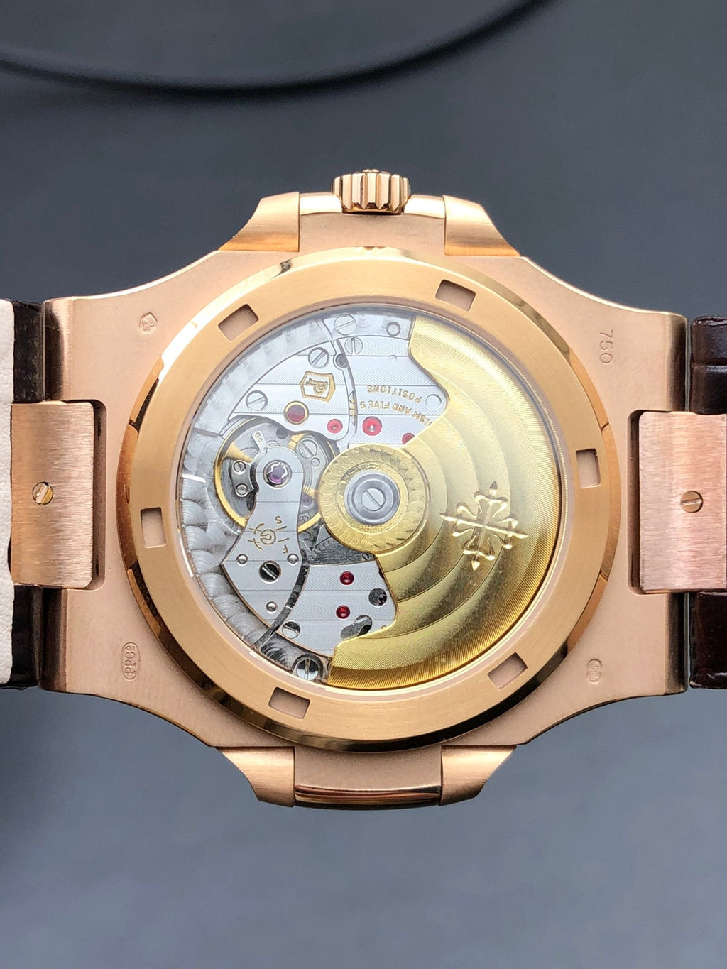 40-mm-Armbanduhr mit roségoldenem Lederarmband