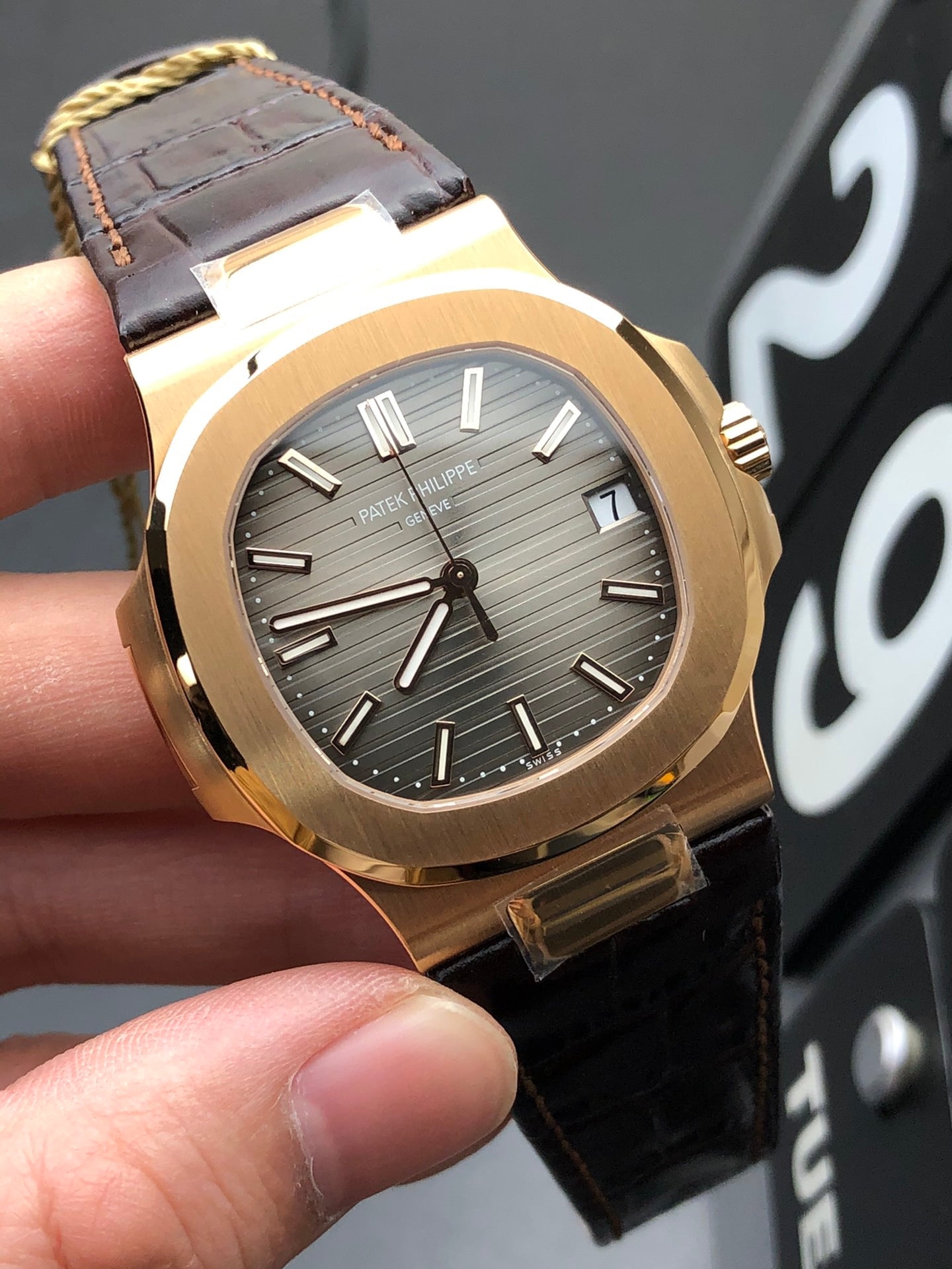40-mm-Armbanduhr mit roségoldenem Lederarmband