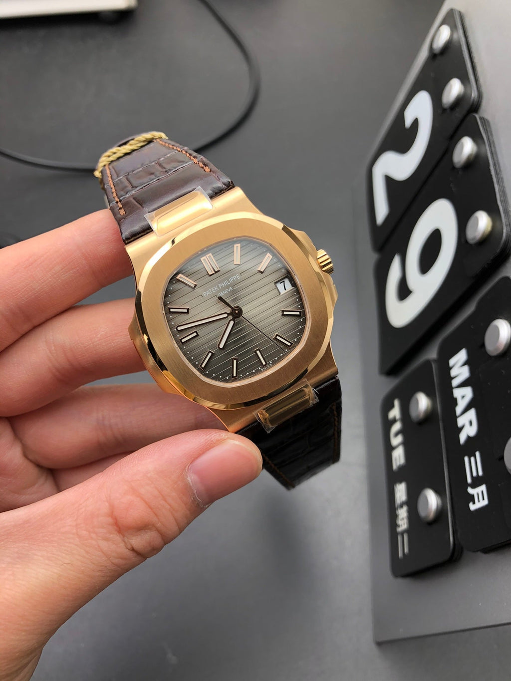 40-mm-Armbanduhr mit roségoldenem Lederarmband