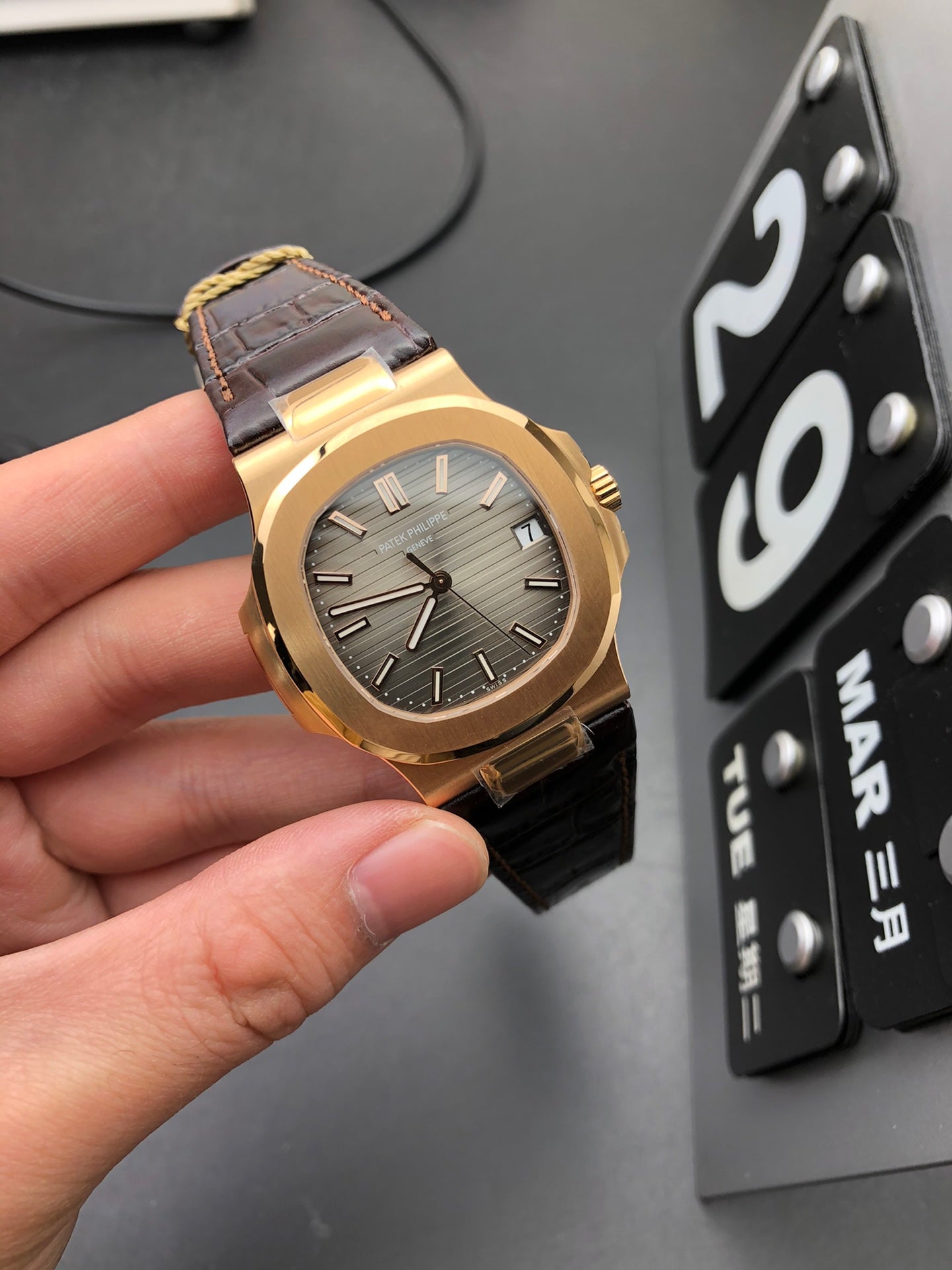 40-mm-Armbanduhr mit roségoldenem Lederarmband