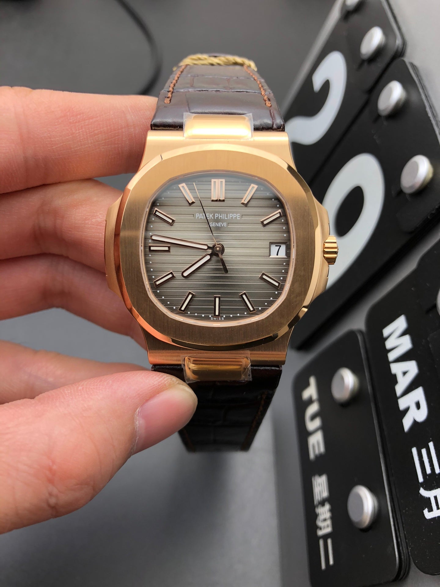 40-mm-Armbanduhr mit roségoldenem Lederarmband