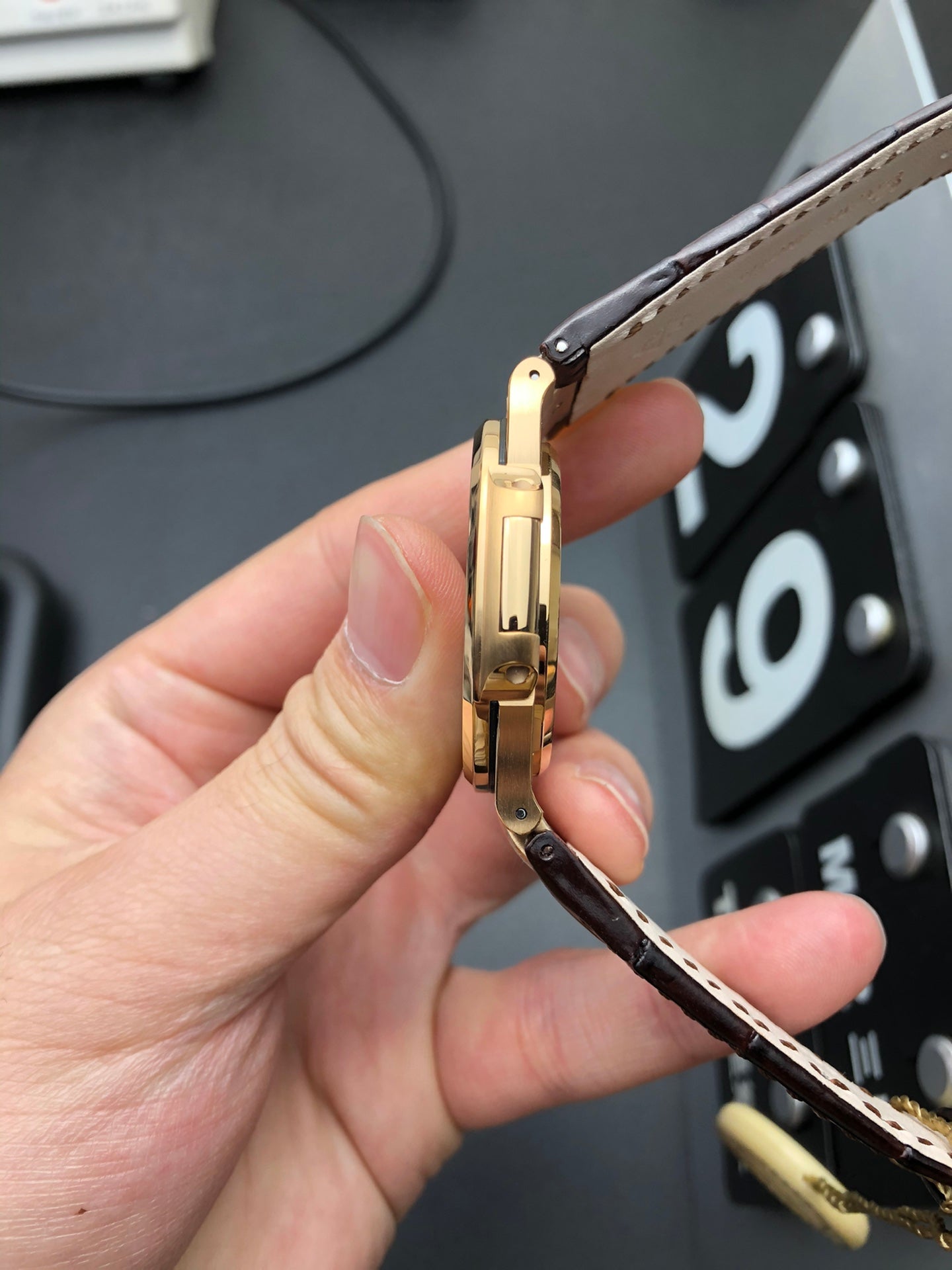 40-mm-Armbanduhr mit roségoldenem Lederarmband