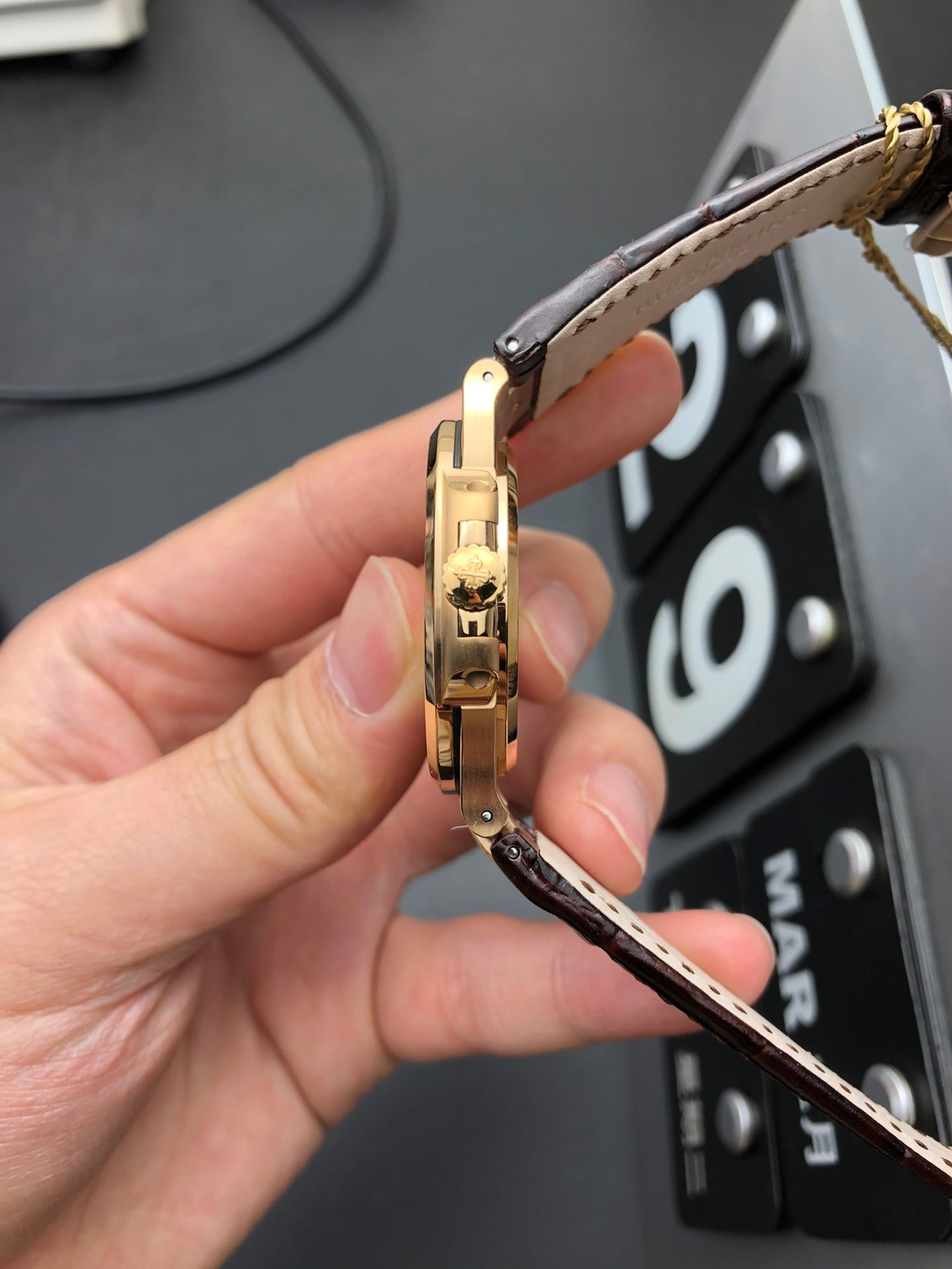 40-mm-Armbanduhr mit roségoldenem Lederarmband