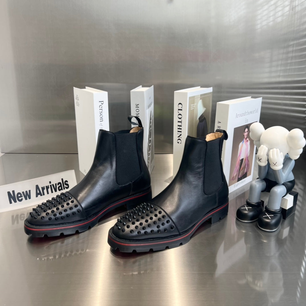 Schwarze Cowboystiefel aus Leder mit Nieten vorne