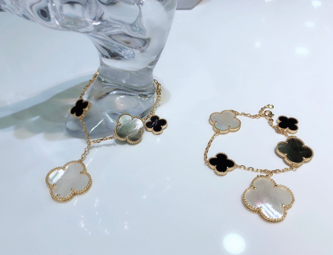 Four-leaf clover bracelet