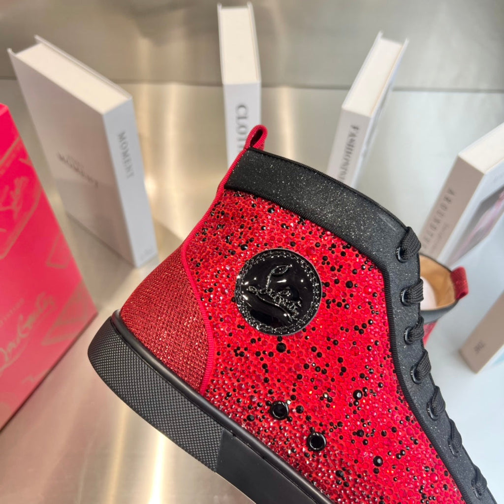 Schwarze Stiefel mit roten Diamantnieten