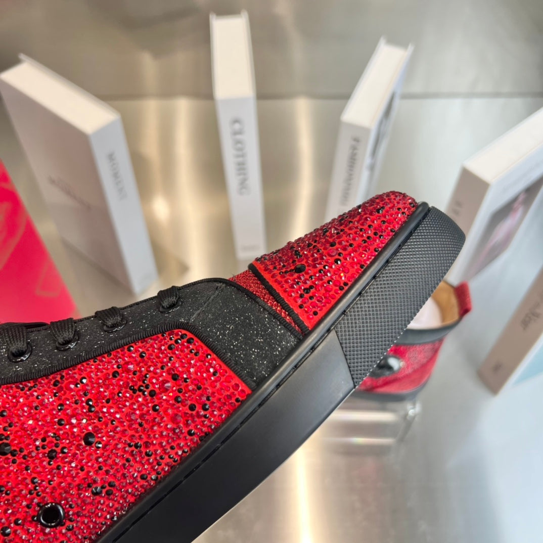 Schwarze Stiefel mit roten Diamantnieten