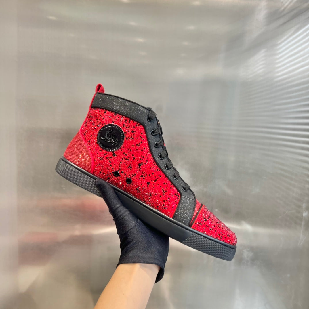 Schwarze Stiefel mit roten Diamantnieten