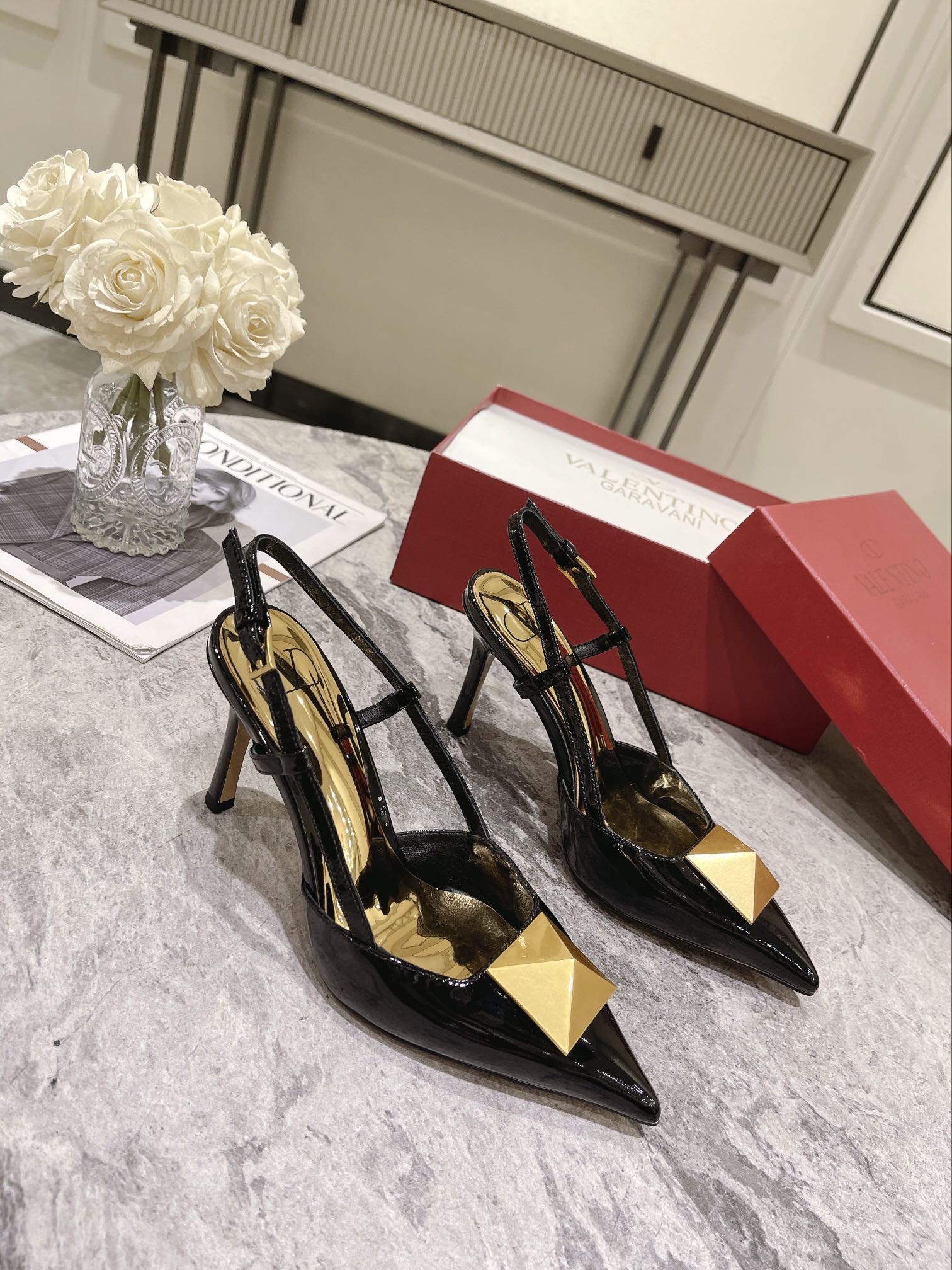 Tacones de charol con tachuelas