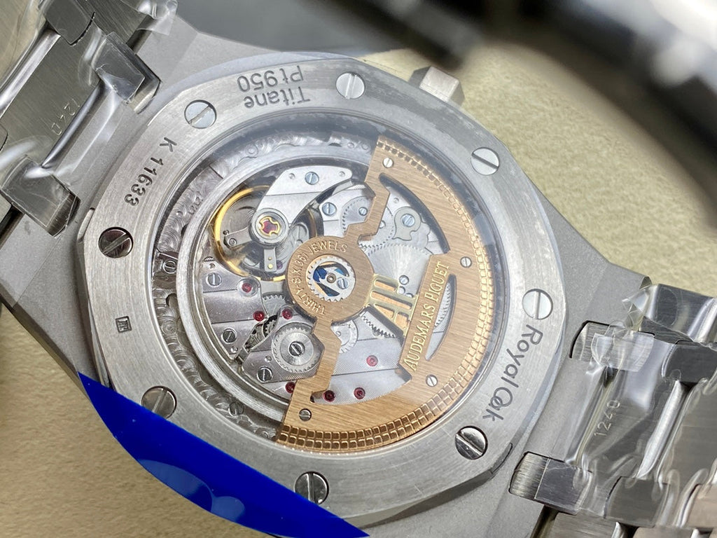 39-mm-Automatik-Uhr mit rauchblauem Zifferblatt