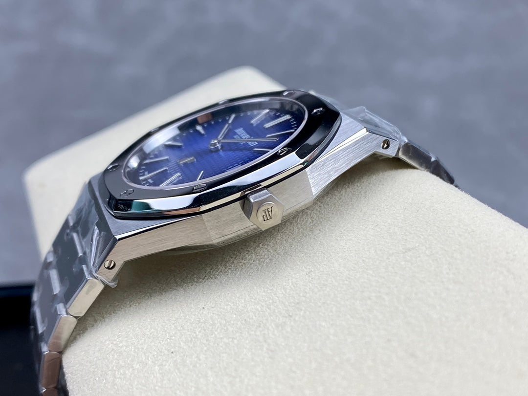 39-mm-Automatik-Uhr mit rauchblauem Zifferblatt