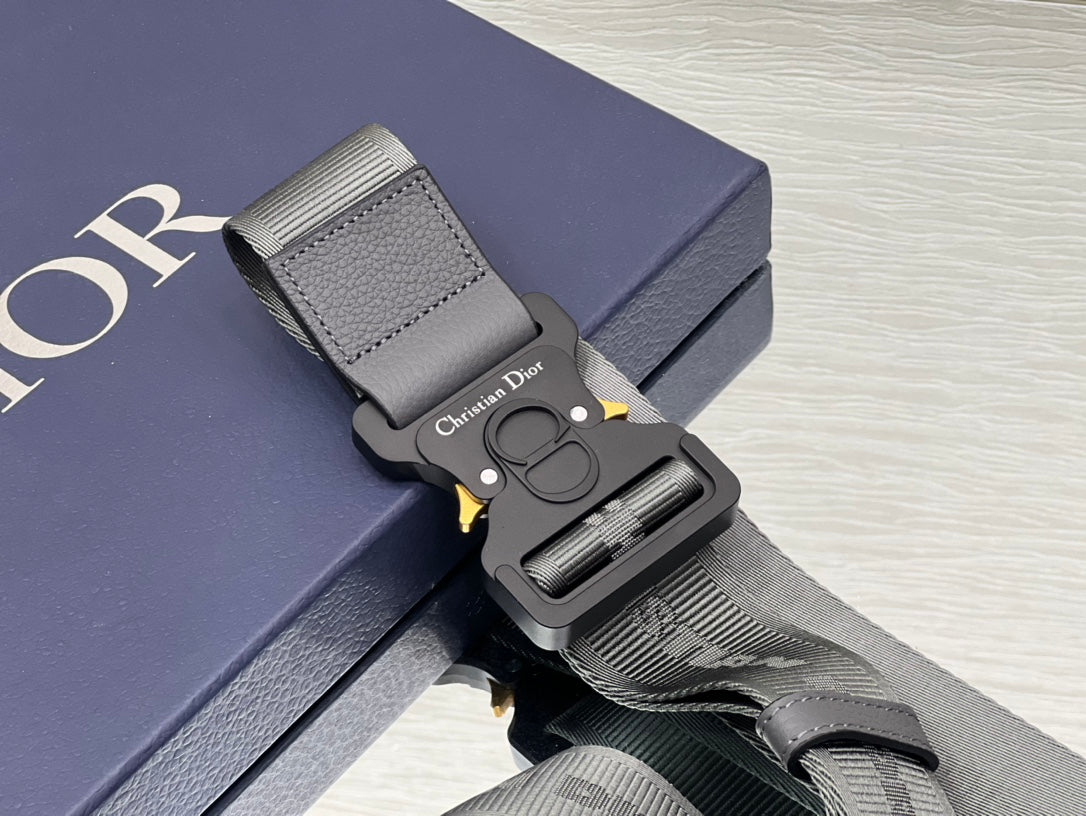 Shoulder bag with magnetic flap