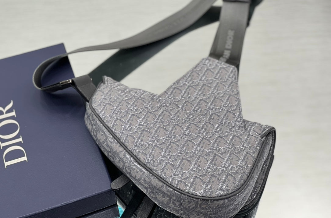 Shoulder bag with magnetic flap
