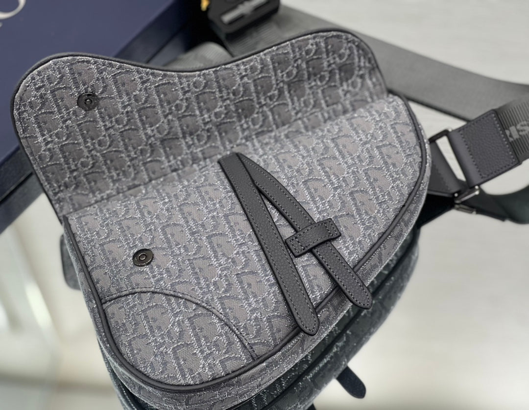 Shoulder bag with magnetic flap
