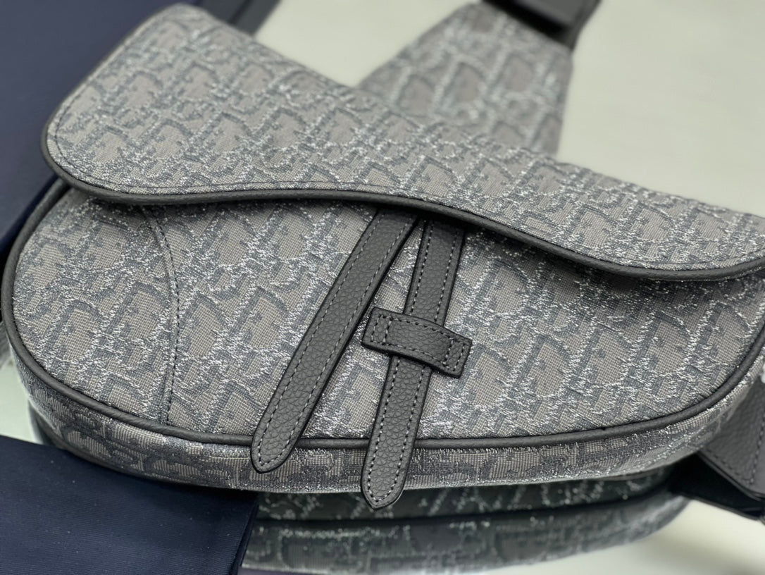 Shoulder bag with magnetic flap