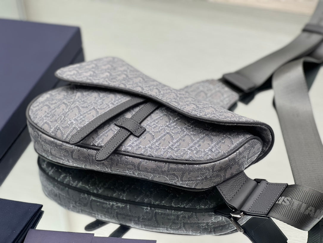 Shoulder bag with magnetic flap