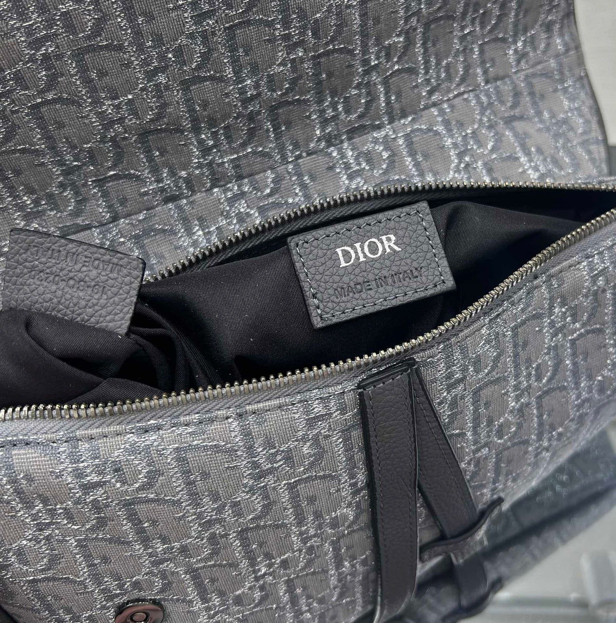 Shoulder bag with magnetic flap