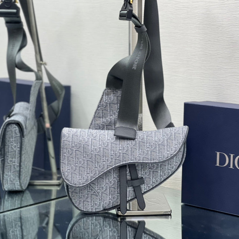 Shoulder bag with magnetic flap