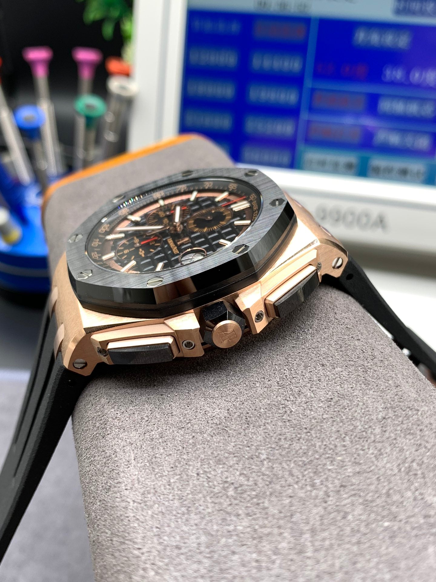 Cronógrafo de 44 mm con esfera negra y oro rosa