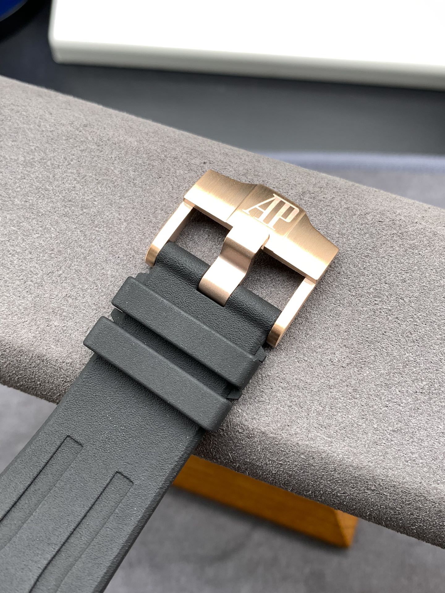 Cronógrafo de 44 mm con esfera negra y oro rosa