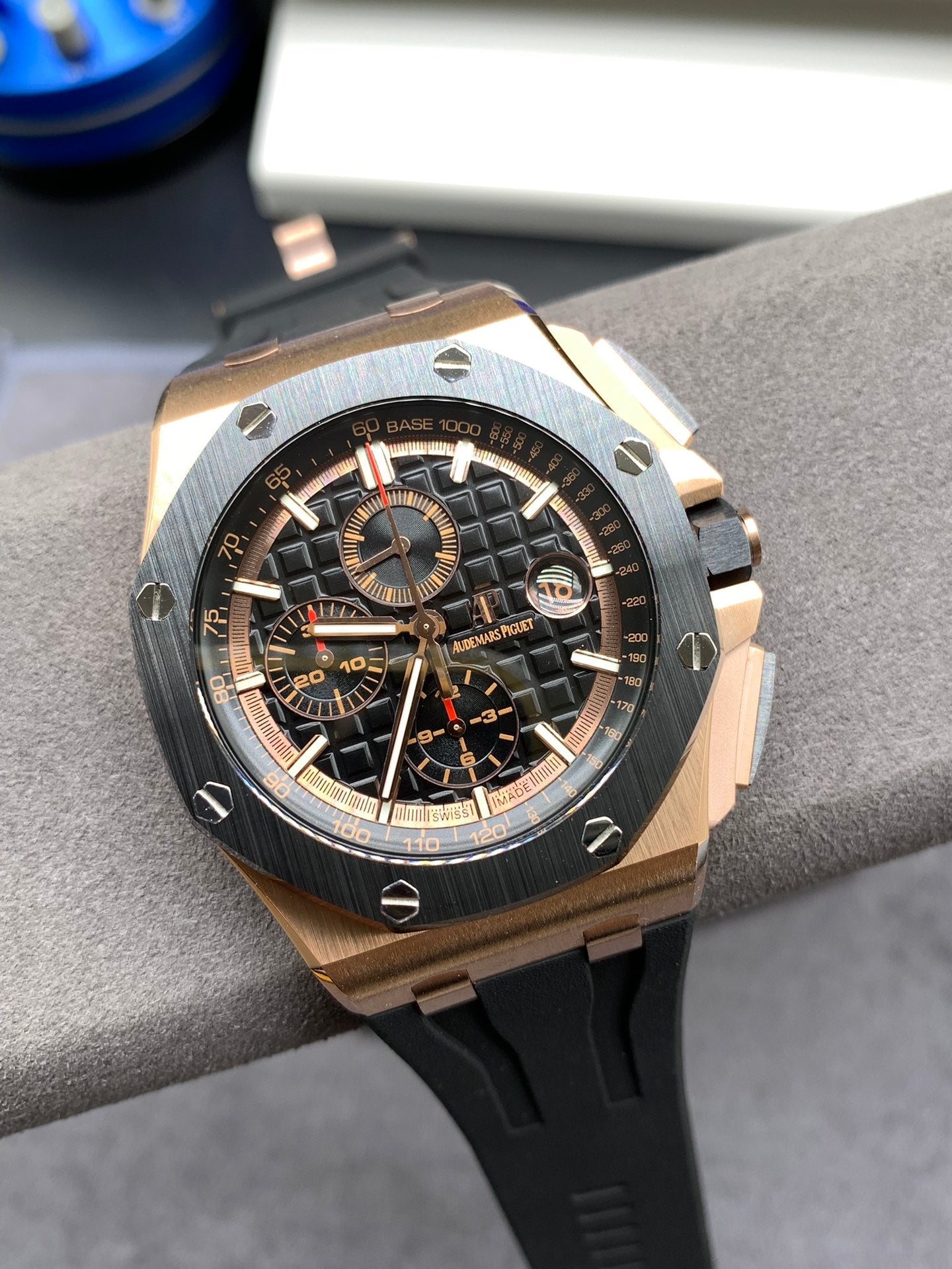 Cronógrafo de 44 mm con esfera negra y oro rosa