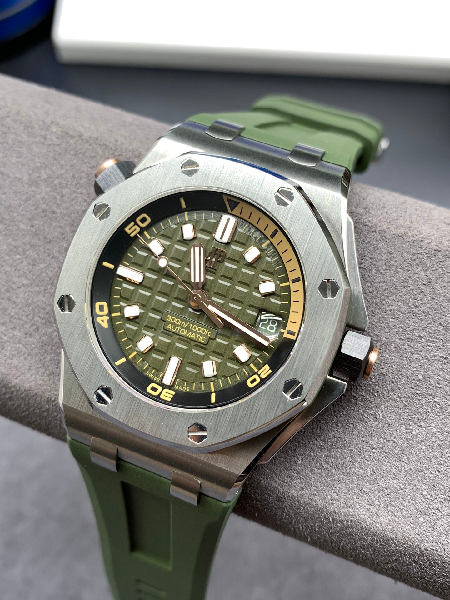 Grüne 42-mm-Automatik-Taucheruhr