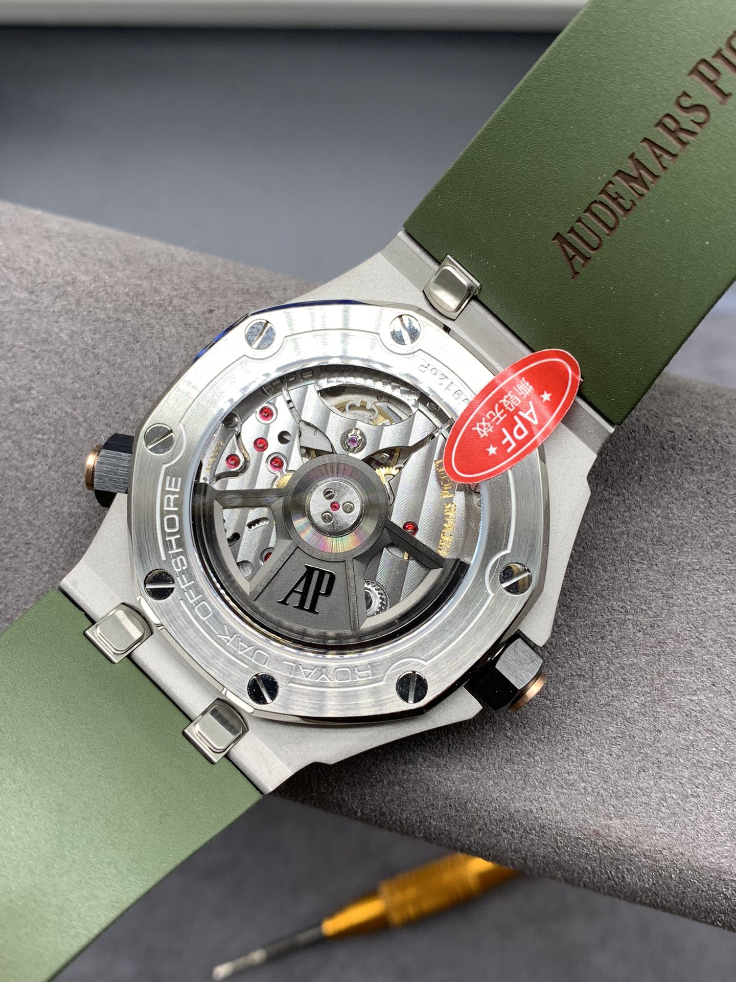 Grüne 42-mm-Automatik-Taucheruhr