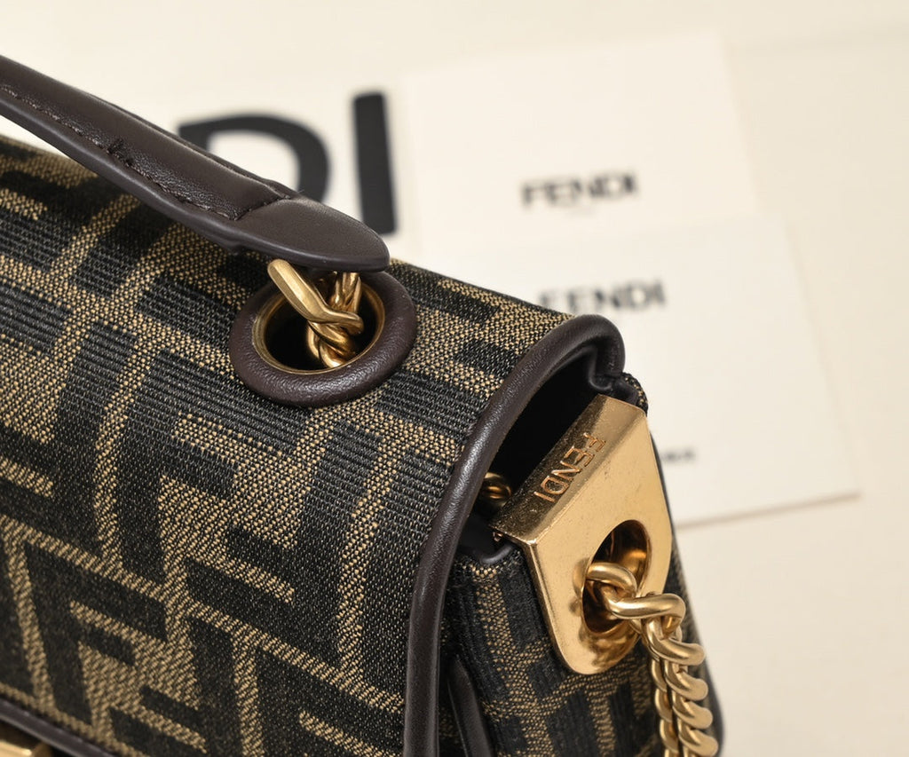 Bolso baguette pequeño con monograma