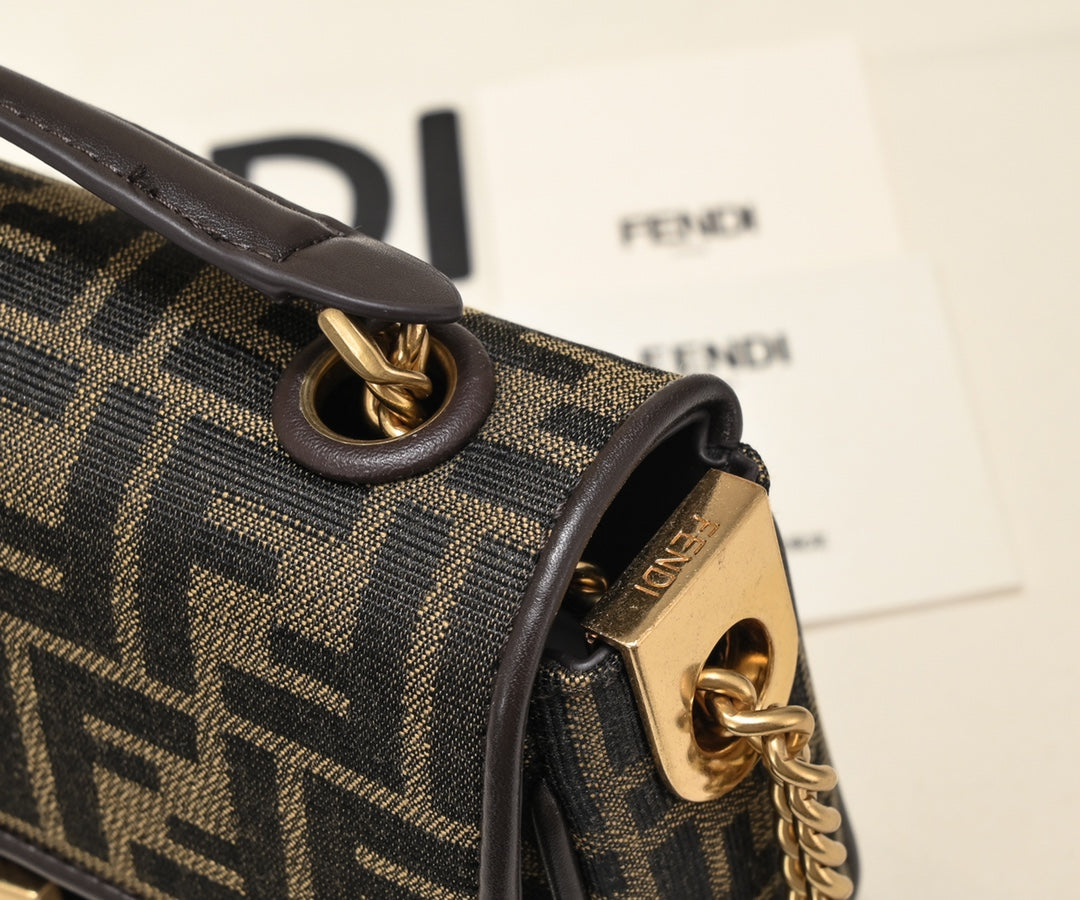 Bolso baguette pequeño con monograma