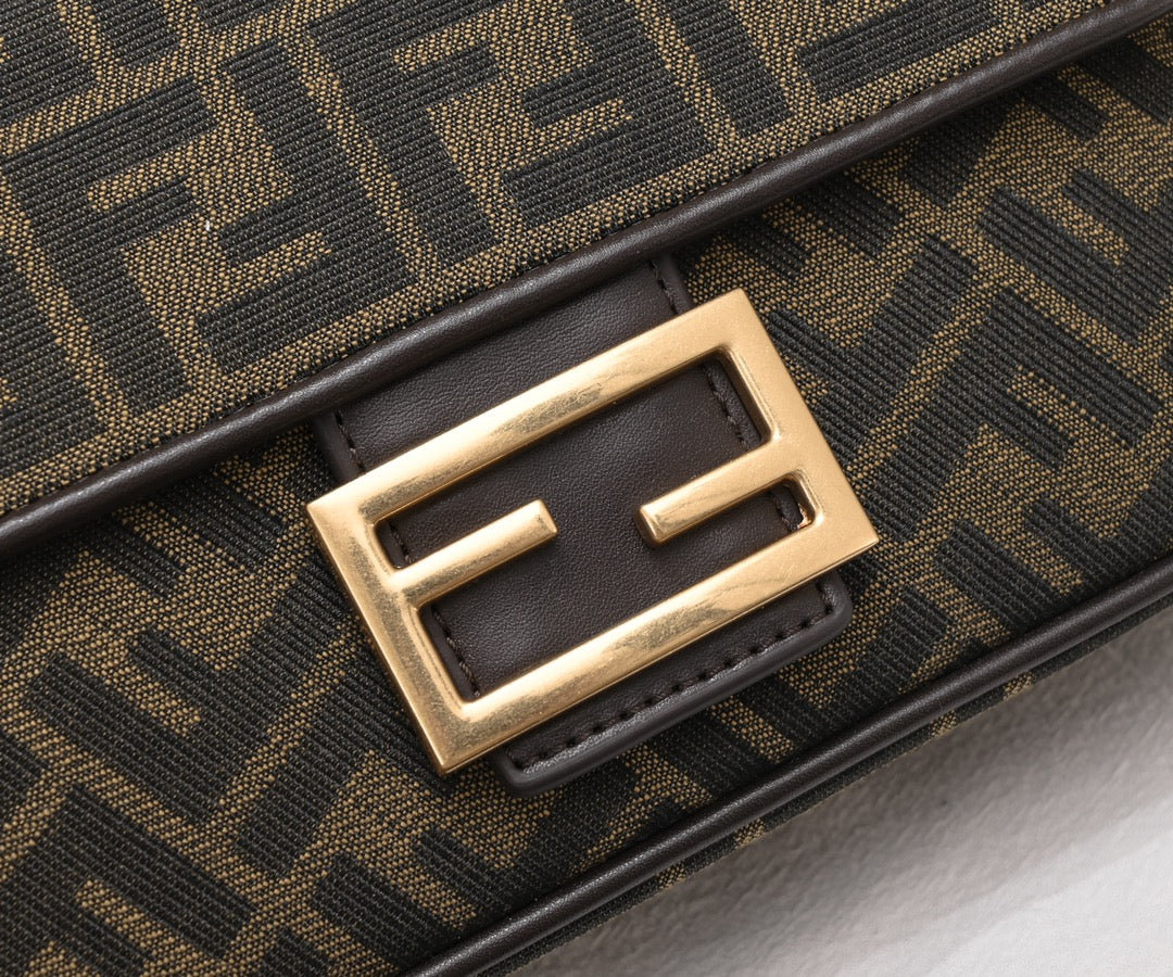 Bolso baguette pequeño con monograma