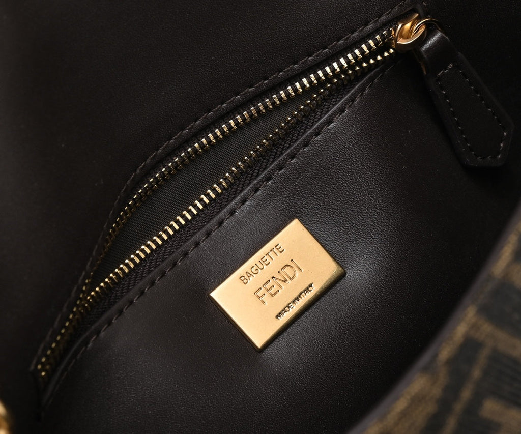 Bolso baguette pequeño con monograma