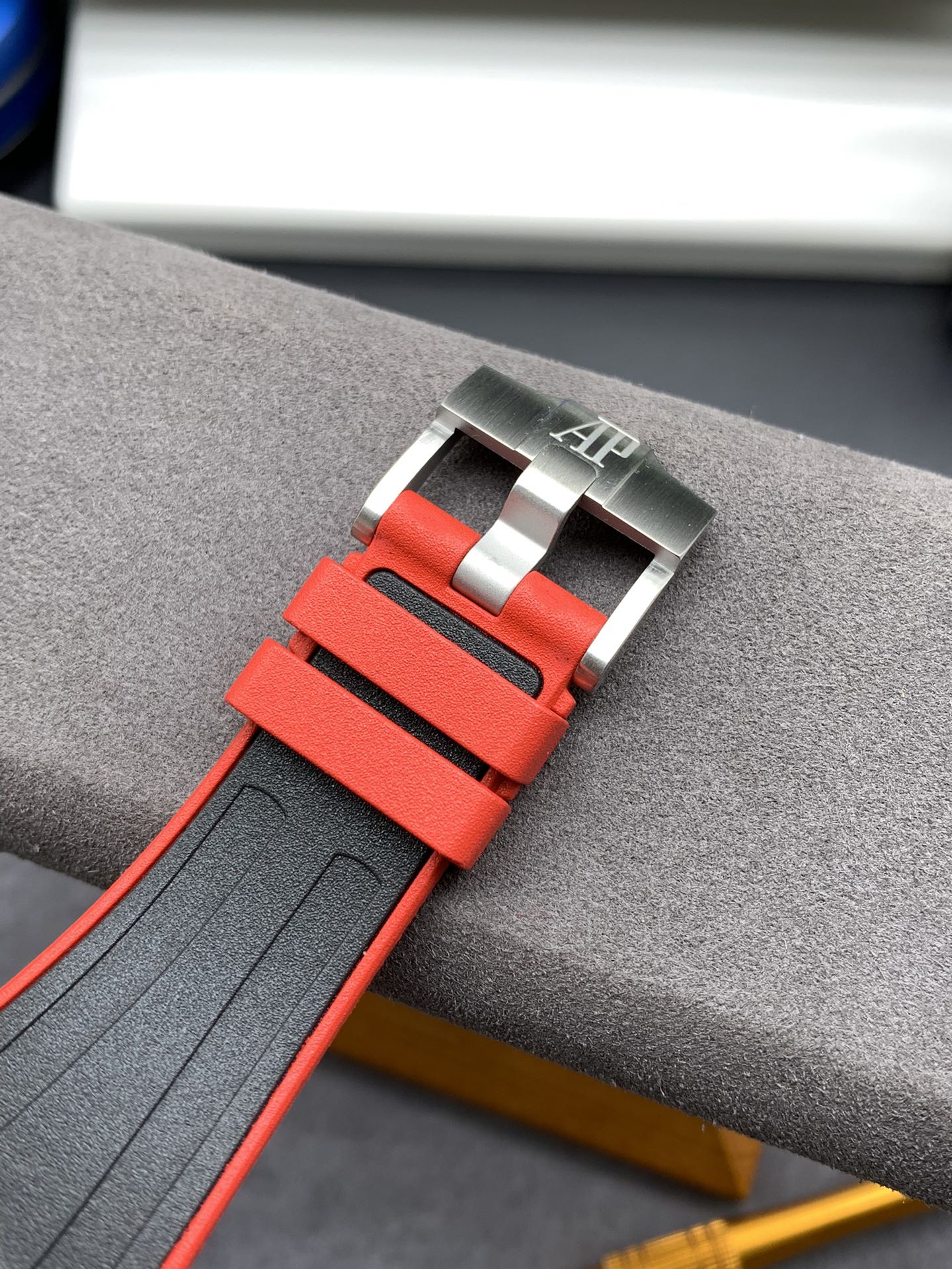 Reloj deportivo cronógrafo negro y rojo de 44 mm