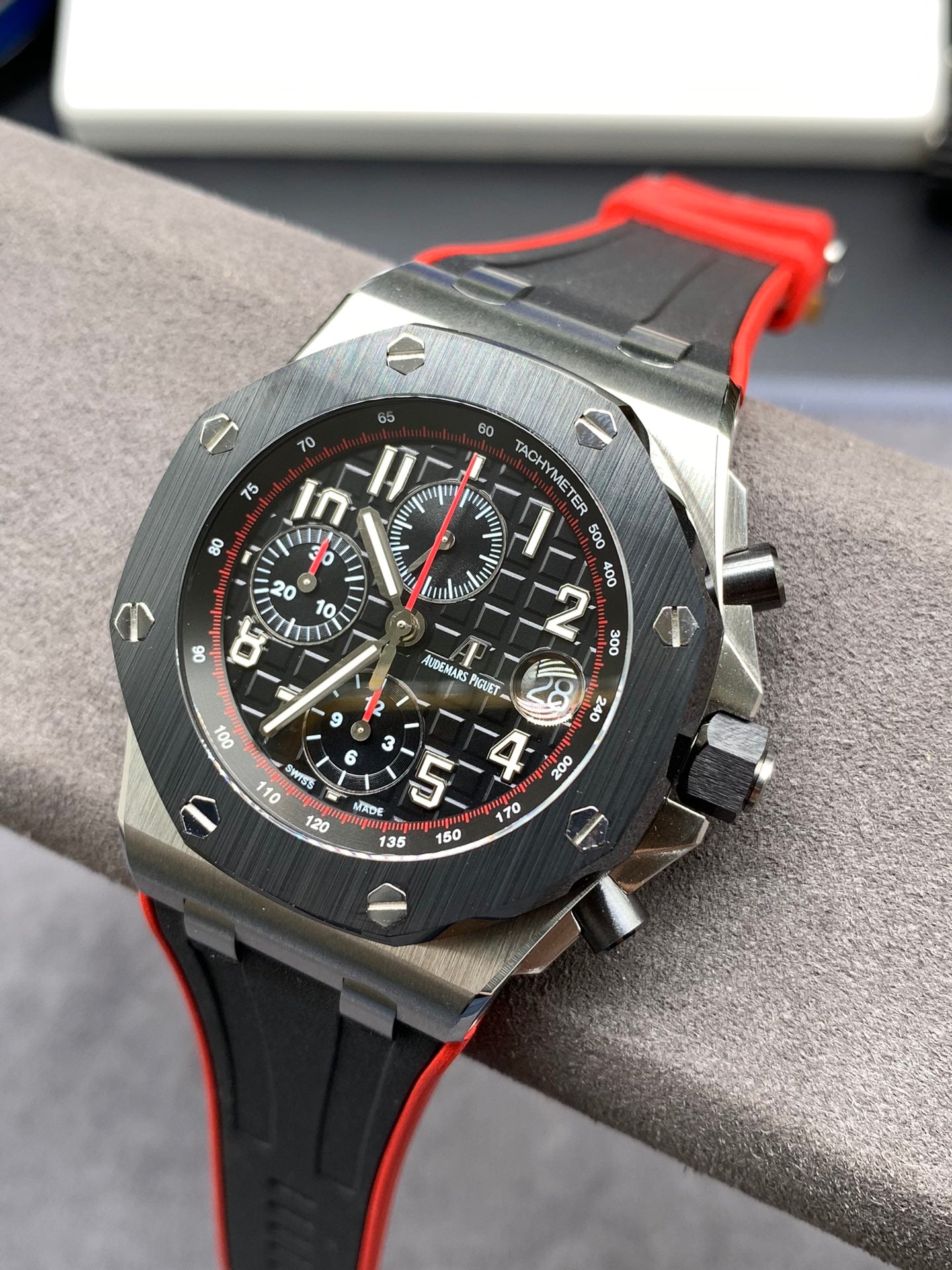 Reloj deportivo cronógrafo negro y rojo de 44 mm