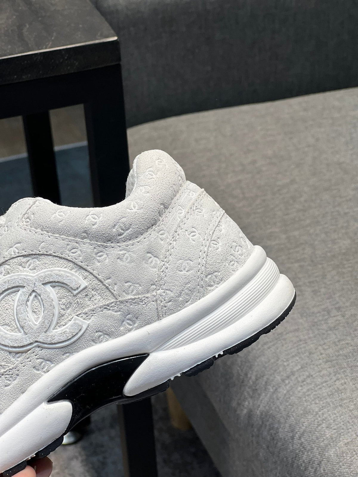 Premium-Sneaker aus Veloursleder und Mesh