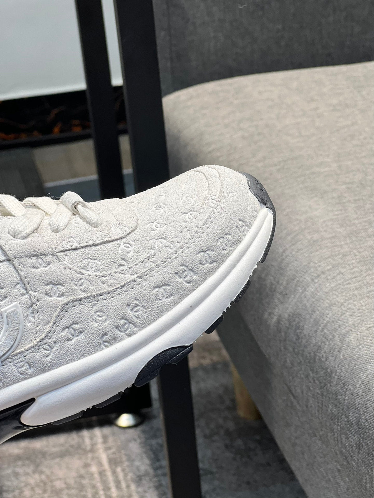 Premium-Sneaker aus Veloursleder und Mesh