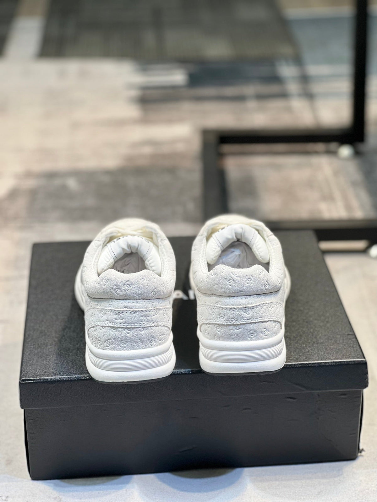 Premium-Sneaker aus Veloursleder und Mesh