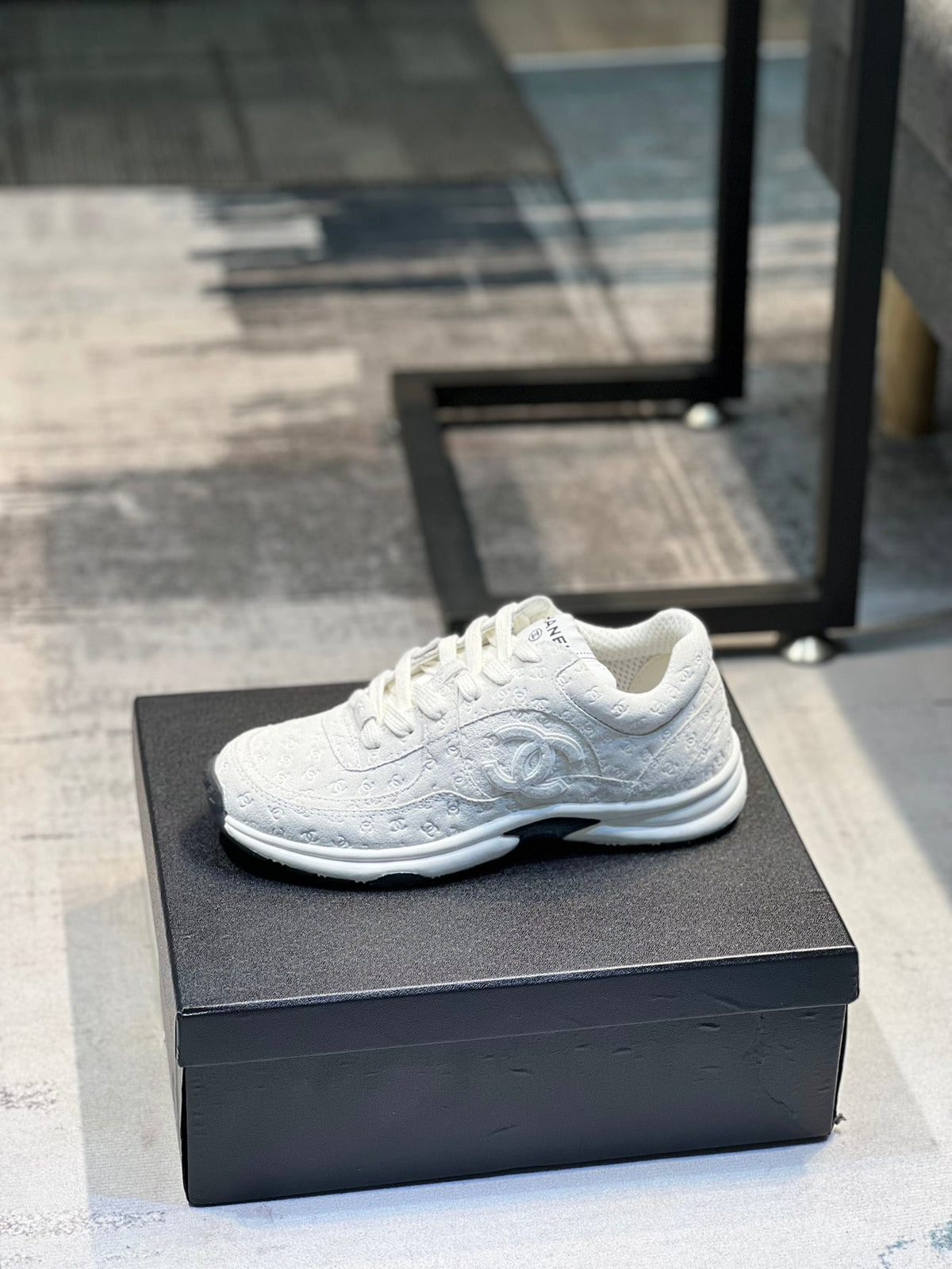 Premium-Sneaker aus Veloursleder und Mesh