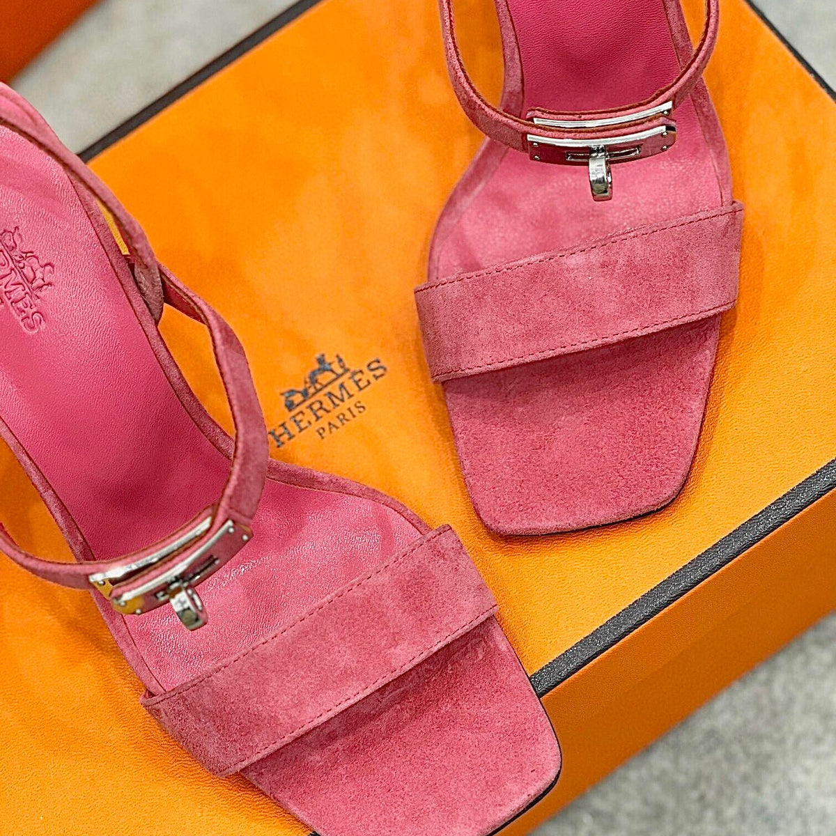 Kelly Wildleder-Sandalen mit Schnalle