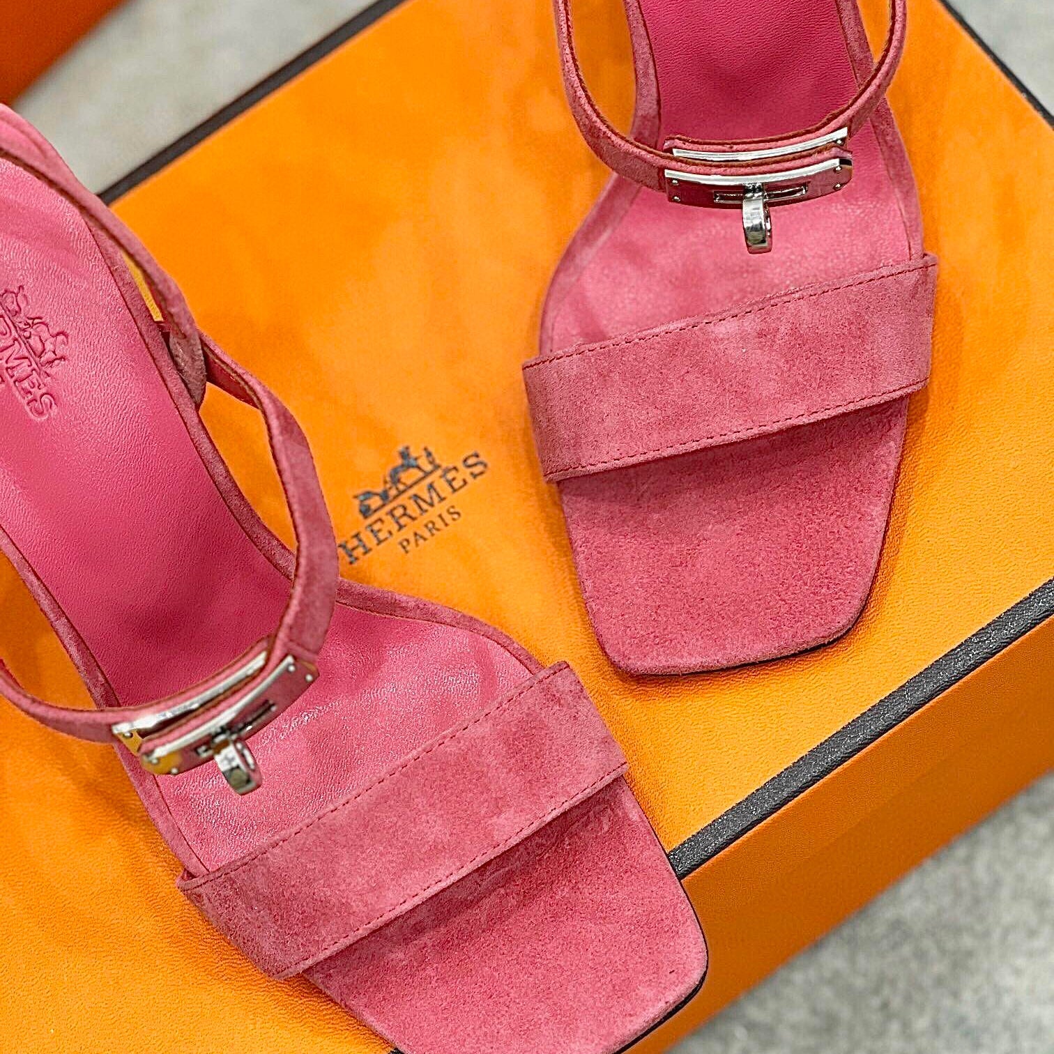 Sandalias Kelly de ante con hebilla