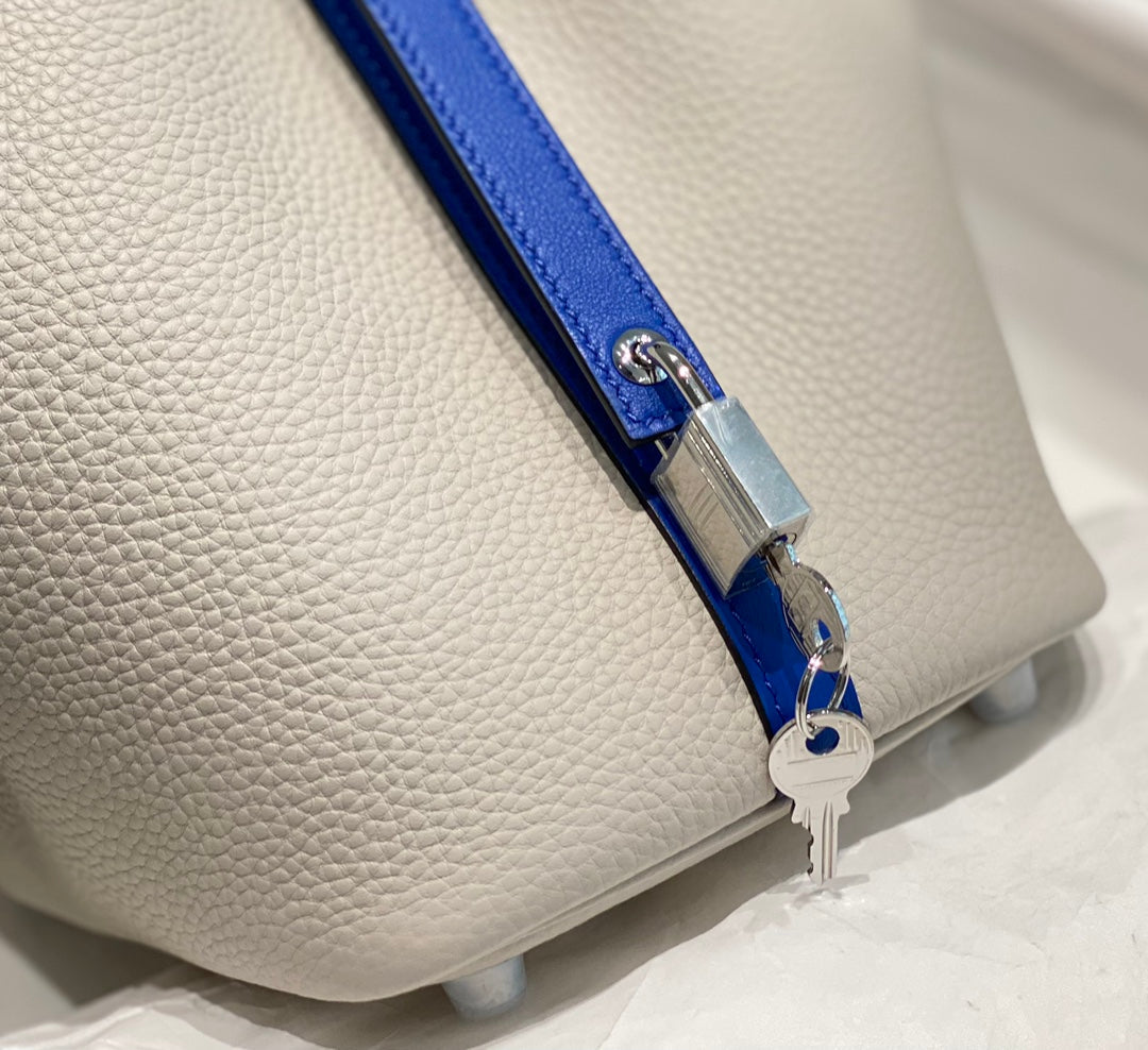 Beuteltasche aus gewachstem Gabardine