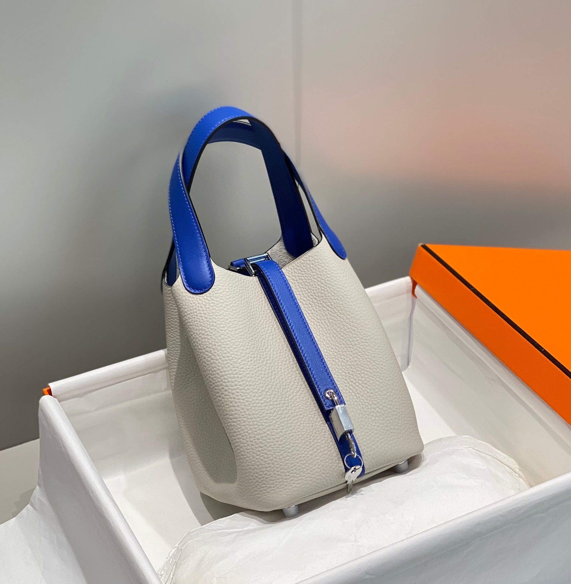 Beuteltasche aus gewachstem Gabardine