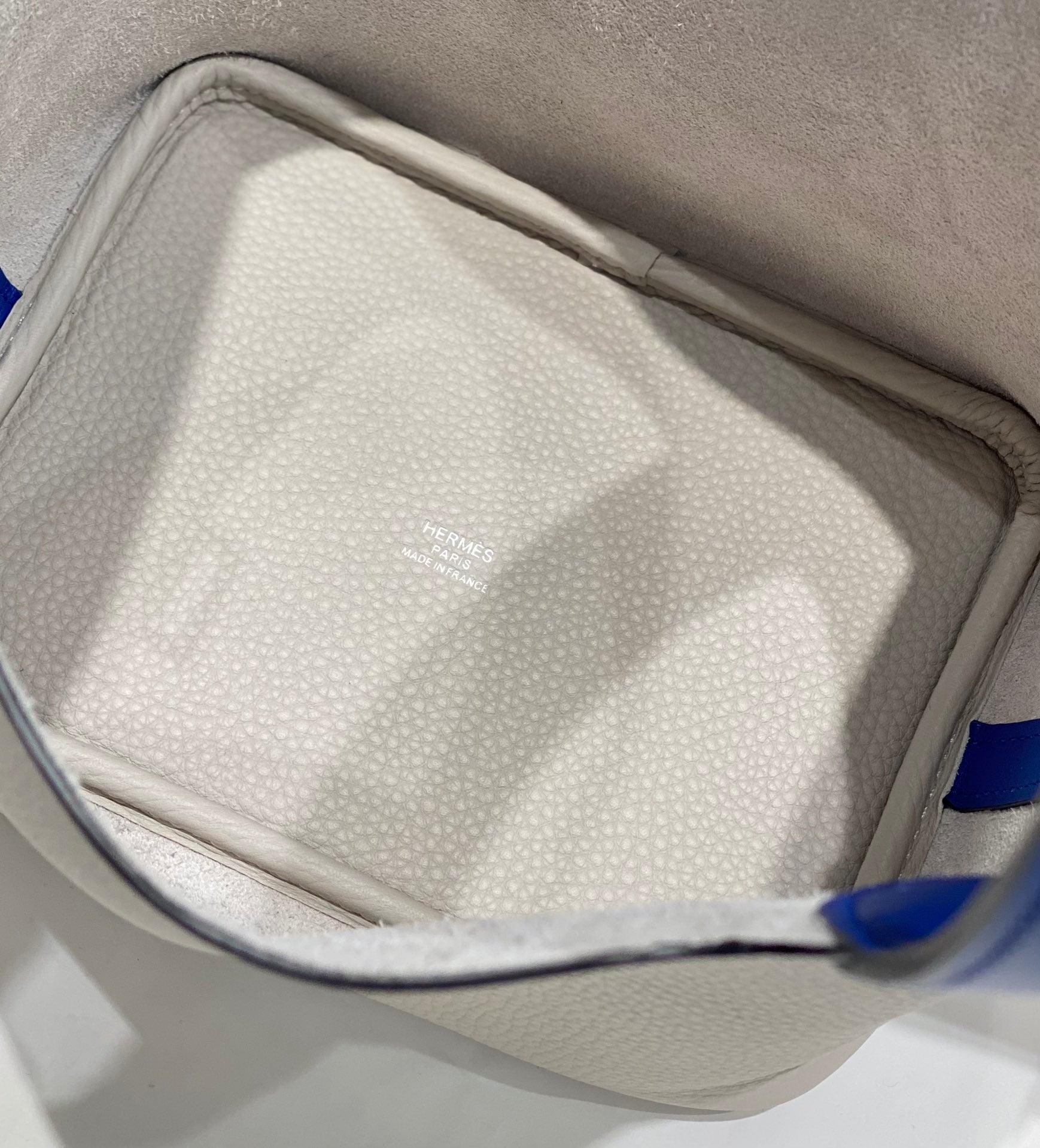 Beuteltasche aus gewachstem Gabardine