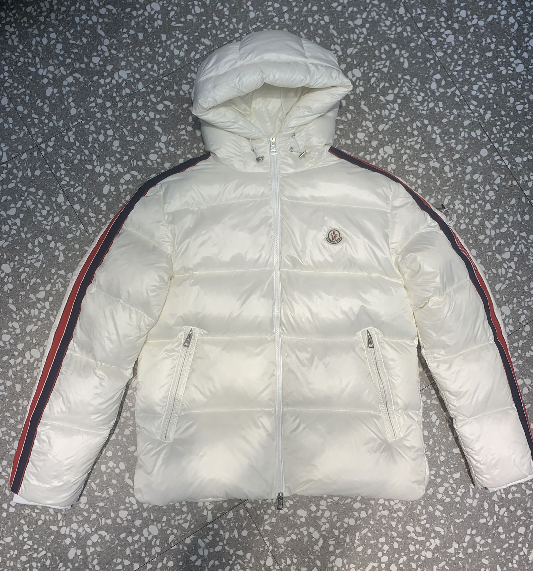 Chaqueta de plumas con capucha a rayas