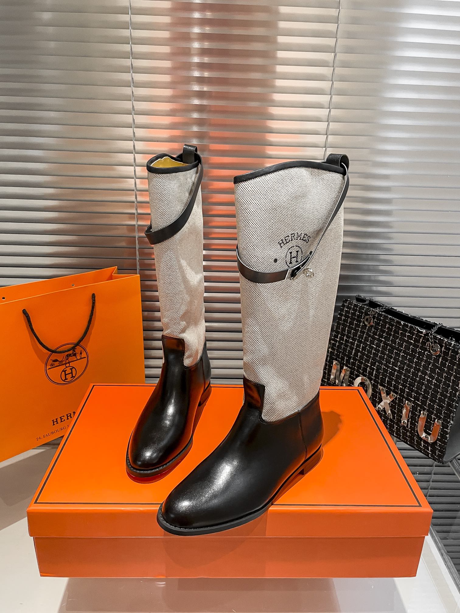 Damen-Overkneestiefel mit Gürteldetail