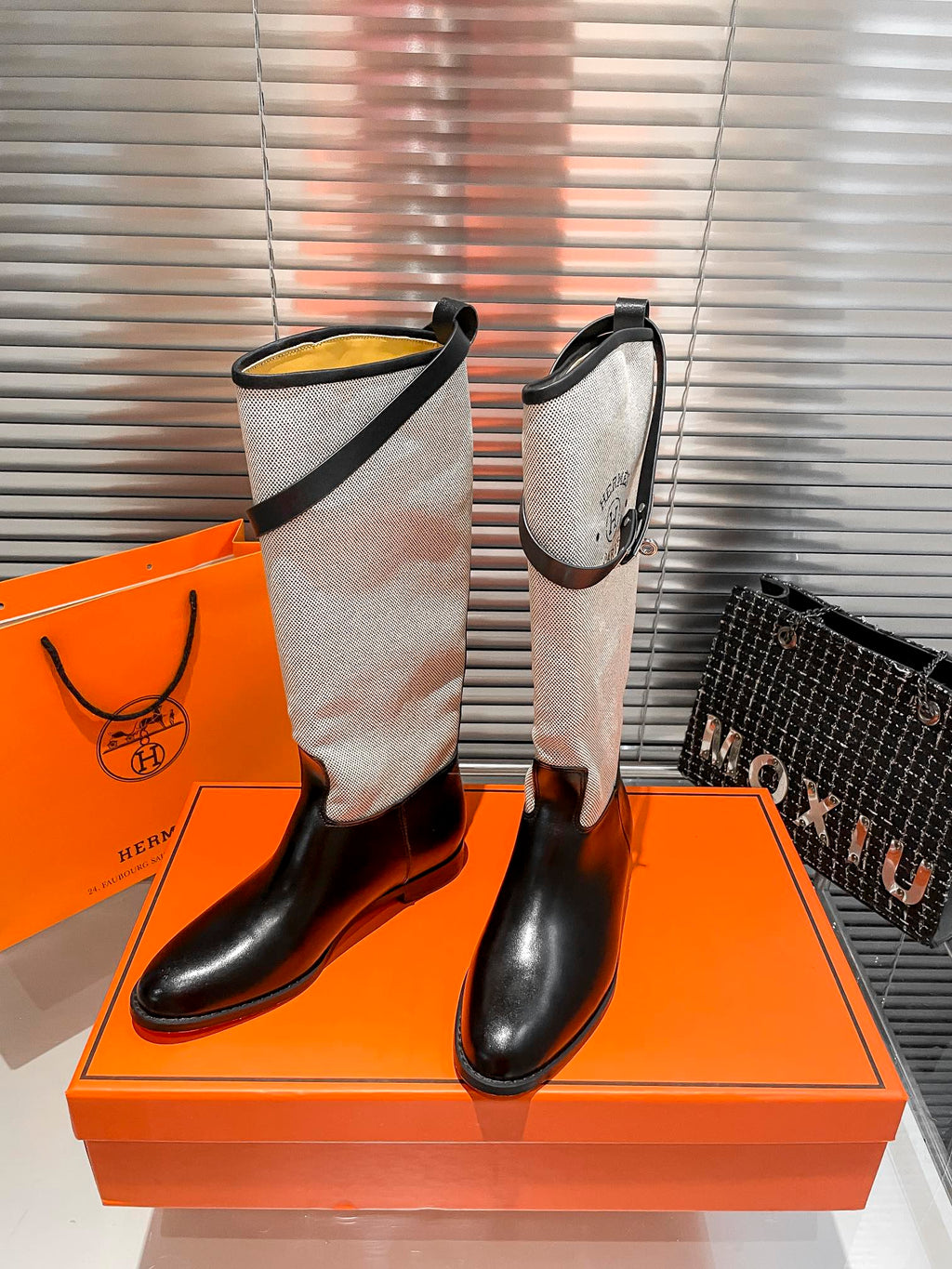 Damen-Overkneestiefel mit Gürteldetail